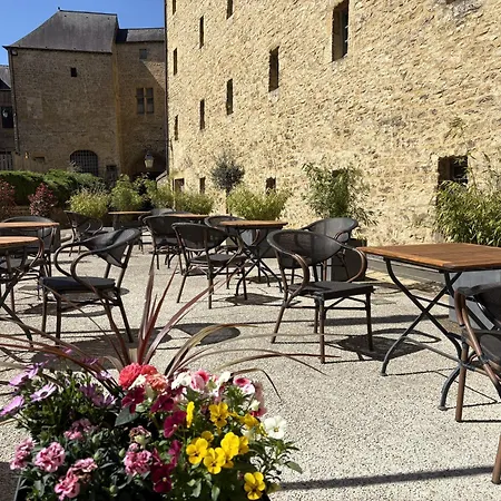Le Château De Hotel